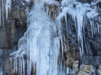 Kleinere seitliche Eiszapfengruppe am Schoßrinn Wasserfall
